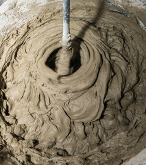 Mixing tile adhesive with a mixer