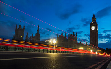 Fototapeta na wymiar Westminster Bridge traffic trails