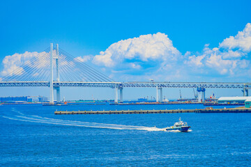 横浜ベイブリッジと夏空