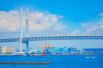 横浜ベイブリッジと夏空