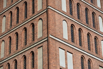 Gotyckie okna i nisze w wieży katedralnej
