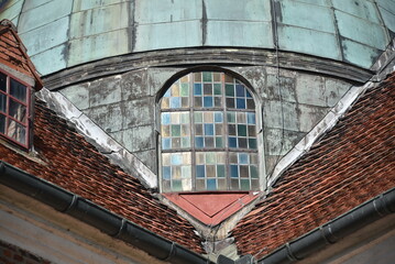 Ozdobne okno w kopule dachu kościoła w Braniewie - obrazy, fototapety, plakaty