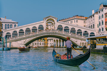 Fototapeta na wymiar Die Rialtobrücke in Venedig mit Gondel und Gondliere