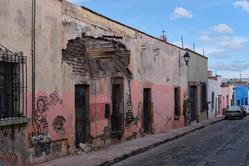Fototapeta na wymiar Casa de adobe colonial derruida en el centro historico de la ciudad de queretaro