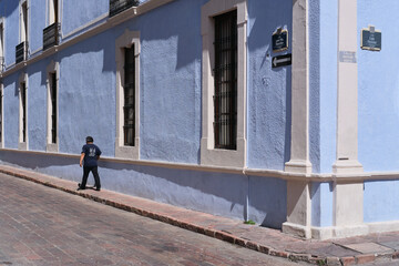 Fototapeta na wymiar Calles coloniales del centro historico de la ciudad de queretaro
