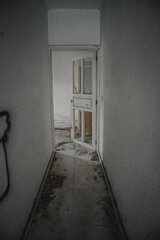 Pasillo de casa abandonada