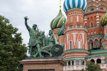Fototapeta na wymiar Monument to Minin and Pozharsky on Red Square in Moscow, Moscow Kremlin in Russia. Copper sculpture installed in 1818
