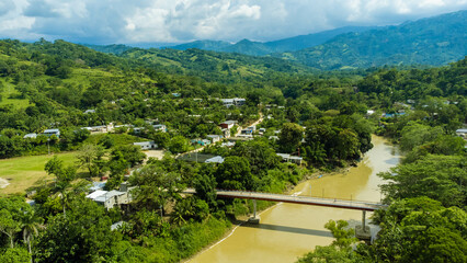 Vista aérea con drone pueblo mágico de Tapijulapa Tacotalpa Tabasco Villaluz Pueblo en las montañas y cerros de México