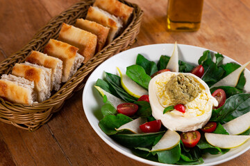 burrata salad y focaccia