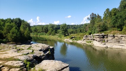 Naklejka premium Stream between the rocks