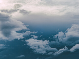 Wolken am blauen Himmel