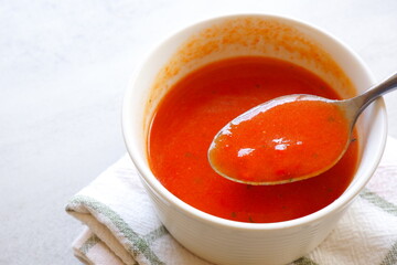 できたてで熱々のトマトスープ