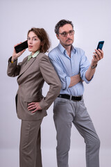 telefonierende Frau lehnt mit Rücken an Mann, Mann hört ernst zu