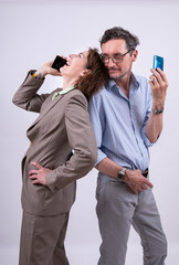 telefonierende Frau lacht und lehnt mit Rücken an Mann