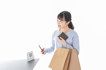 QRコード決済をする若い女性