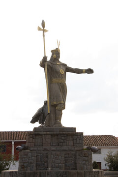 Estatua de inca con su águila. Perú , vilcashuaman.