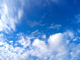 Cielo azul con nubes
