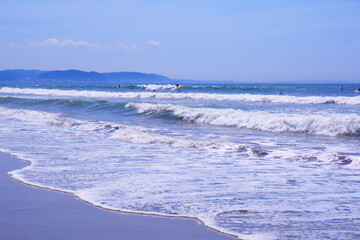 サーファーが集まる夏の海（湘南海岸）