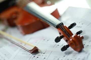 Fototapeta premium vintage violin on a sheet of music