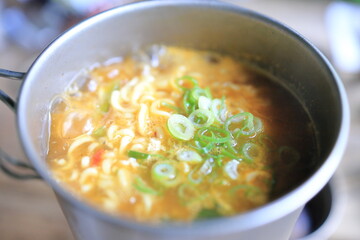 鍋で作る辛ラーメン