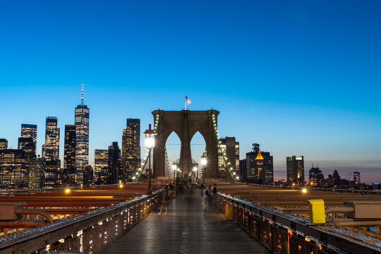 Fototapeta long exposure view of Brooklyn bridge at sunset