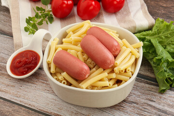 Mini sausages with pasta macheroni