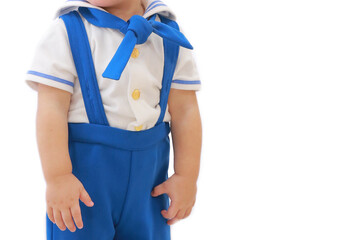 水兵の衣装を着た男の子