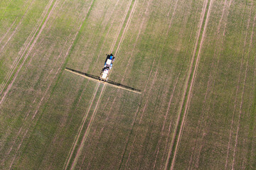 agricultural machine treats pesticides from pests and diseases