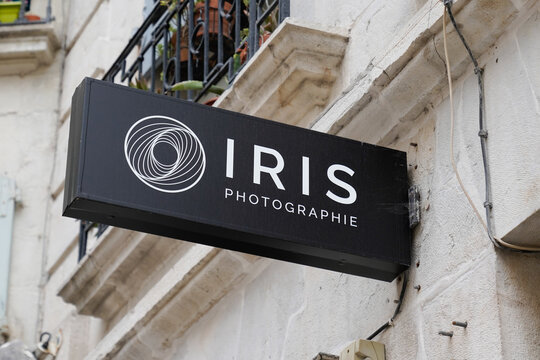 iris photographie photography logo brand and text sign of eye macro photo picture close up eyeball