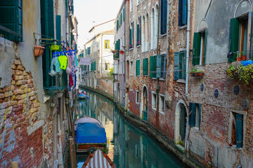 Obraz premium Canal through a residential area of Venice