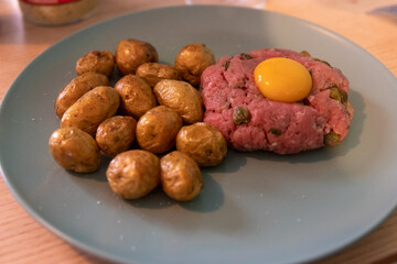 Steak tartare avec son œuf et ses pommes de terre sautées
