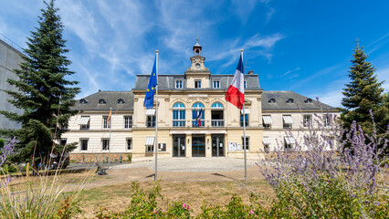 Vue extérieure de l'hôtel de ville d'Orsay, France, commune située au sud-ouest de Paris, dans le département français de l'Essonne, en région Île-de-France - obrazy, fototapety, plakaty