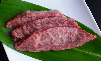 バランに載せた和牛肉、スライスした牛肉の肩ロース肉