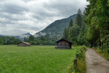 Fototapeta na wymiar Wanderweg und Hütten im Karwendel-Wandergebiet bei Mittenwald