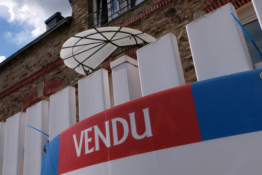 Vannes, France, 29 juillet 2022 : Panneau vendu accroch&eacute; sur le portail d'une maison