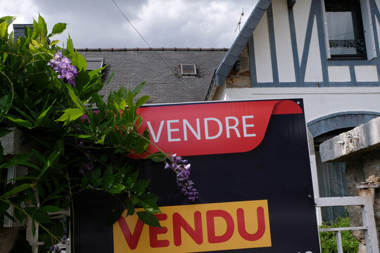 Vannes, France, 29 juillet 2022 : Panneau &agrave; vendre et vendu accroch&eacute; sur le portail d'une maison