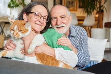 Glückliches älteres Paar zusammen mit ihrer Katze