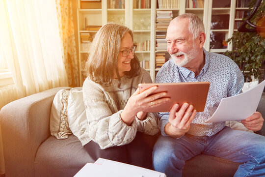 Paar Senioren plant Geldanlage der Rente als Altersvorsorge