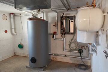 Heizraum im Keller mit Heizkessel und Wärmepumpe