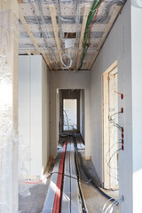 Flur oder Korridor als Baustelle bei Hausbau im Neubau