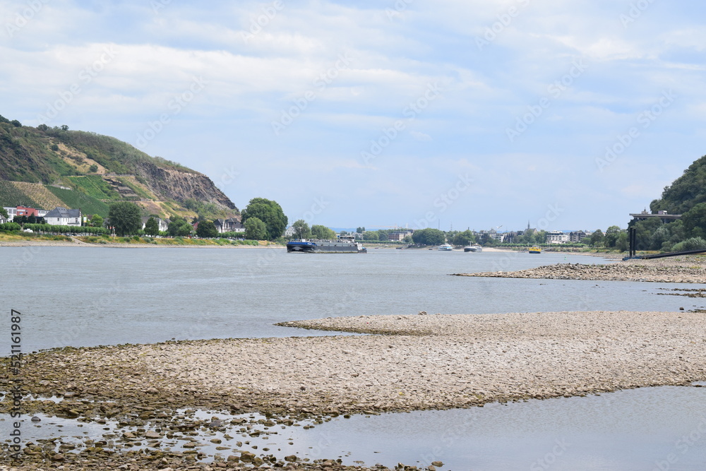 Wall mural Rhein mit Frachschiffen bei Niedrigwasser