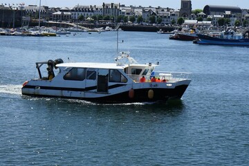 Bateau de pêche rentrant au port .