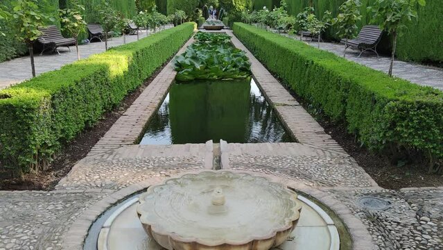 Fuente y jardines en el patio de la acequia del palacio del Generalife en el complejo de la Alhambra de Granada, Espa&ntilde;a