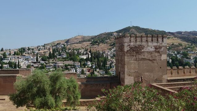 Muralla medieval siglo XIII de la Alhambra con vistas a la ciudad de Granada, España