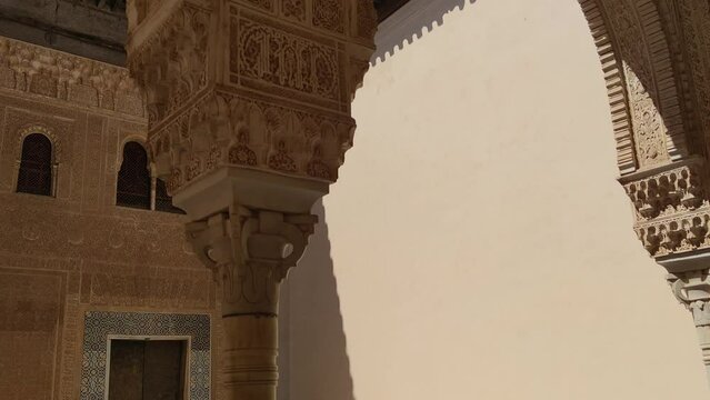 Patio estilo &aacute;rabe de la sala del Mexuar en los palacios nazar&iacute;es de la Alhambra en la ciudad de Granada, Espa&ntilde;a