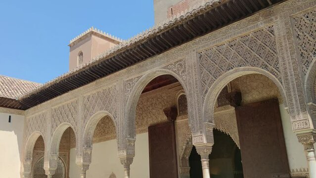 Vista del patio de Comares en los palacios nazar&iacute;es de la Alhambra en la ciudad de Granada, Espa&ntilde;a