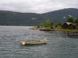 Noruega, con su variedad de paisajes, lagos, cabañas.