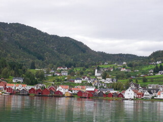 Noruega, con su variedad de paisajes, lagos, cabañas.