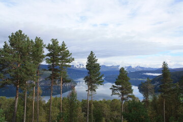 Noruega, con su variedad de paisajes, lagos, cabañas.