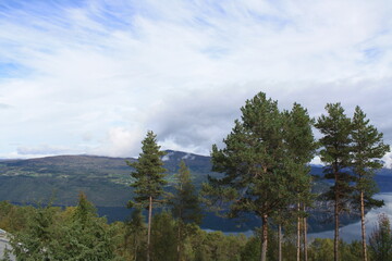Noruega, con su variedad de paisajes, lagos, cabañas.